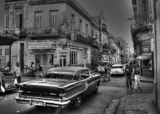 Havana sokaklarında nostaljik arabalar