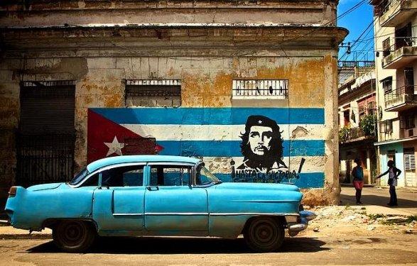 Havana sokaklarında nostaljik arabalar