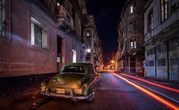 Havana sokaklarında nostaljik arabalar