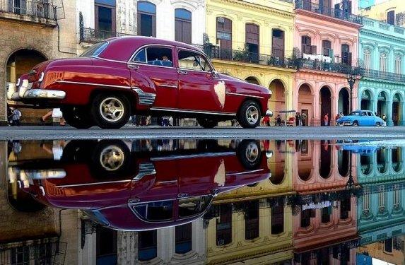 Havana sokaklarında nostaljik arabalar