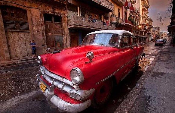 Havana sokaklarında nostaljik arabalar