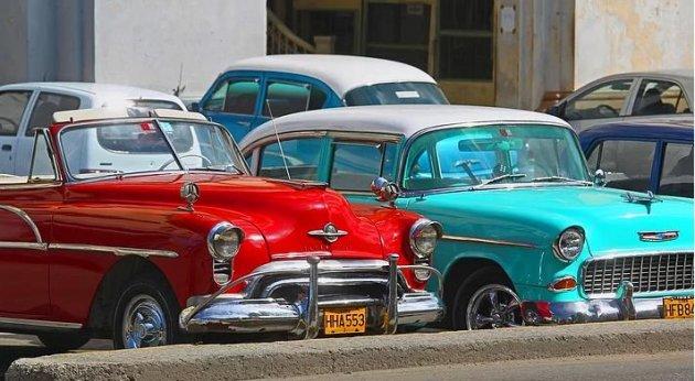 Havana sokaklarında nostaljik arabalar