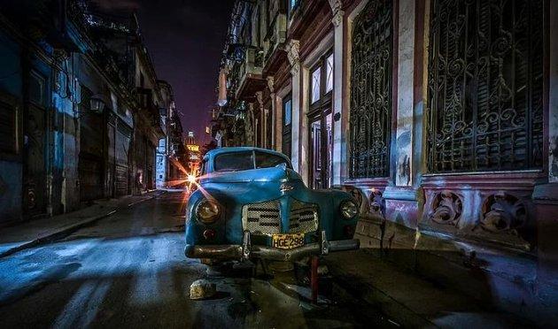 Havana sokaklarında nostaljik arabalar