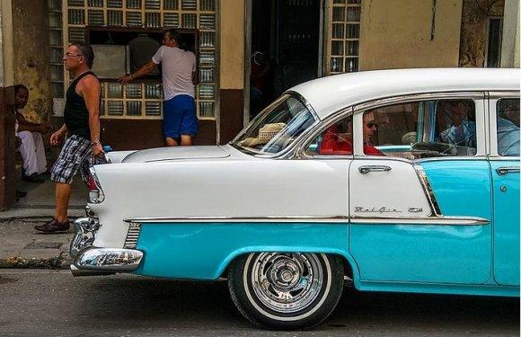 Havana sokaklarında nostaljik arabalar