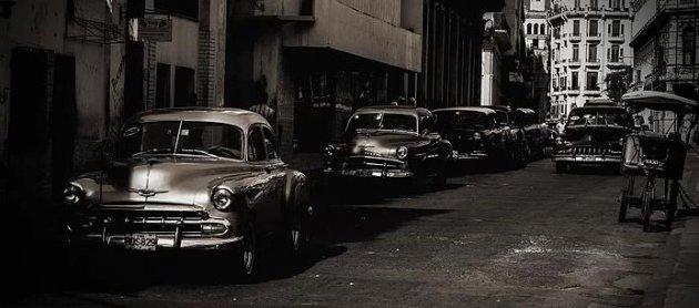 Havana sokaklarında nostaljik arabalar
