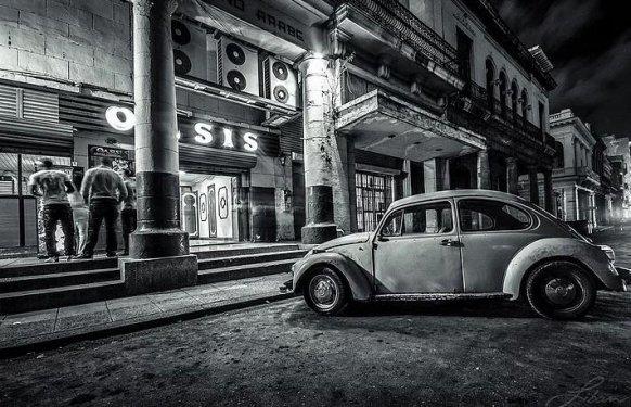 Havana sokaklarında nostaljik arabalar