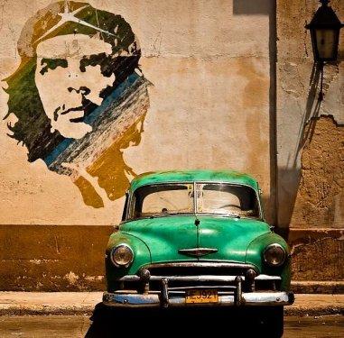 Havana sokaklarında nostaljik arabalar