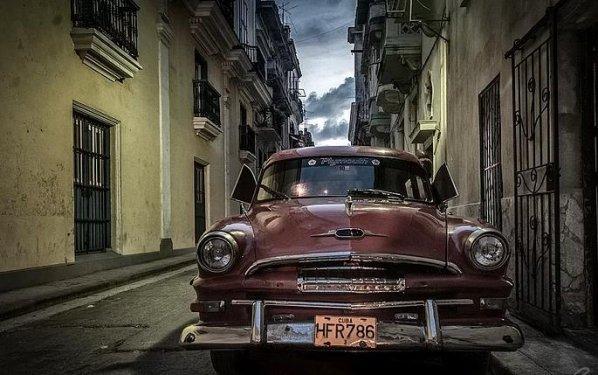 Havana sokaklarında nostaljik arabalar