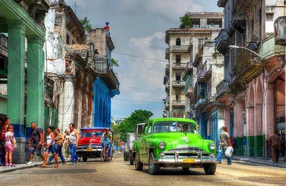 Havana sokaklarında nostaljik arabalar