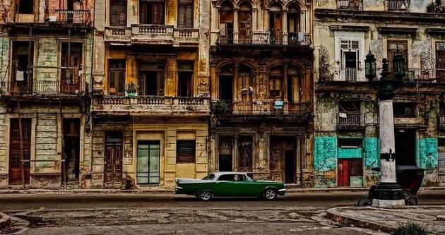 Havana sokaklarında nostaljik arabalar