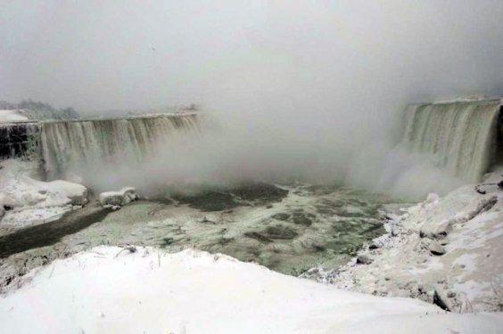 Niagara Şelalesi dondu