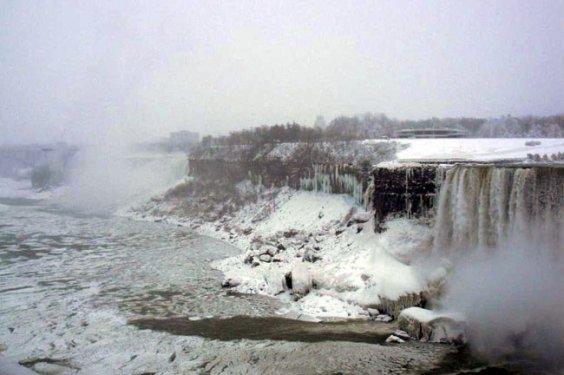 Niagara Şelalesi dondu