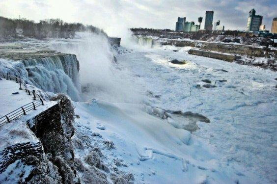 Niagara Şelalesi dondu