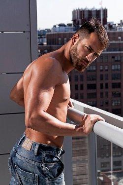 Ortadoğu'nun en yakışıklı 12 erkeği