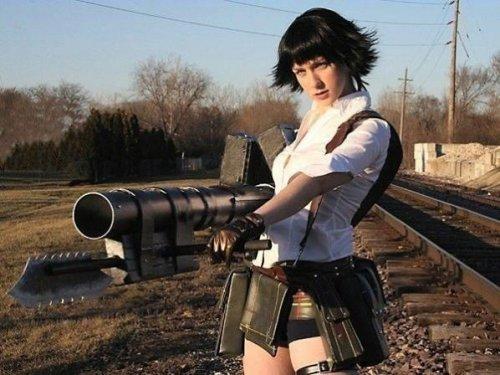 Eli silah tutan kızlar