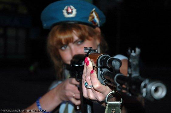 Eli silah tutan kızlar