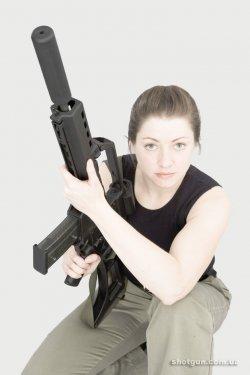 Eli silah tutan kızlar