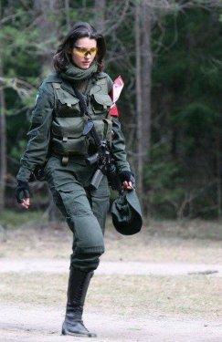 Eli silah tutan kızlar