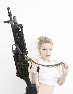 Eli silah tutan kızlar