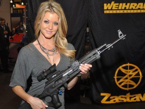 Eli silah tutan kızlar