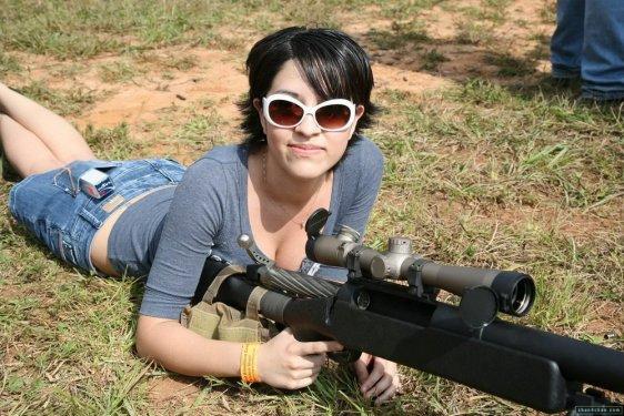 Eli silah tutan kızlar