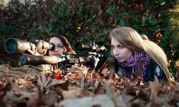 Eli silah tutan kızlar