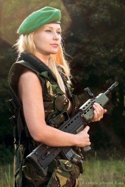 Eli silah tutan kızlar