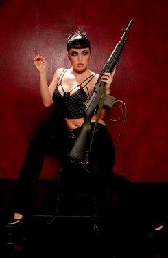 Eli silah tutan kızlar