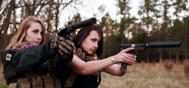 Eli silah tutan kızlar