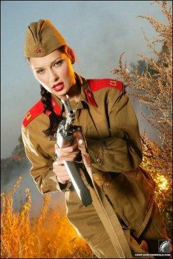 Eli silah tutan kızlar