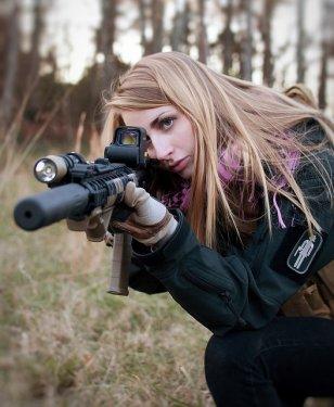 Eli silah tutan kızlar