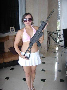 Eli silah tutan kızlar