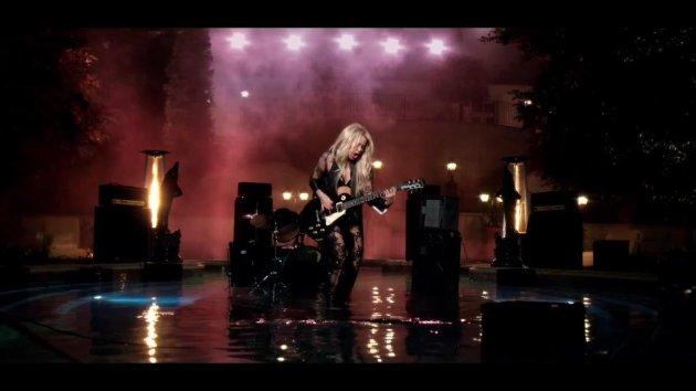 Shakira ve Rihanna'dan klip görüntüleri 