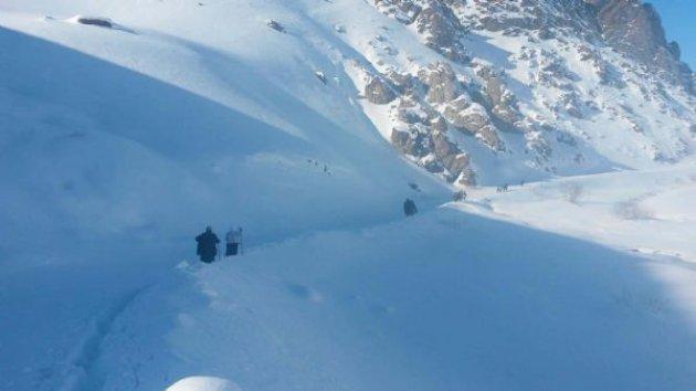 Küçük çocuğun cenazesini böyle taşıdılar