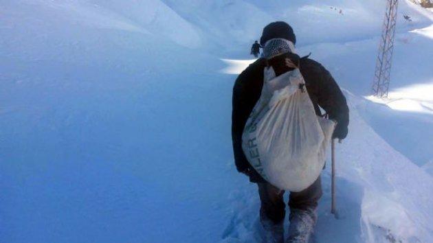 Küçük çocuğun cenazesini böyle taşıdılar