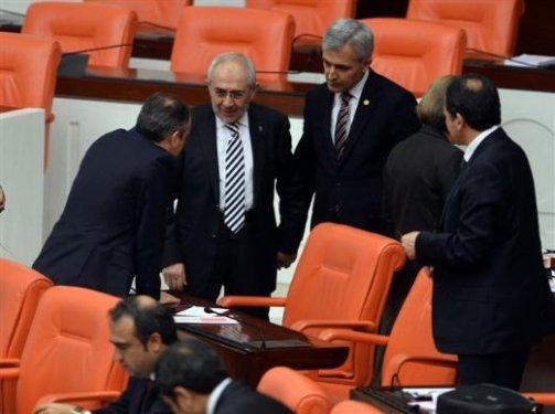 AK Partili iki vekil Meclis'te el ele görüntülendi