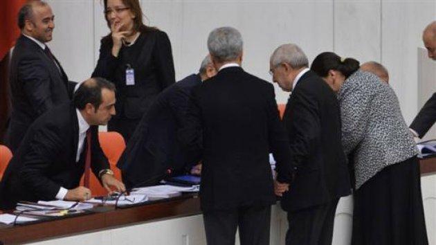 AK Partili iki vekil Meclis'te el ele görüntülendi
