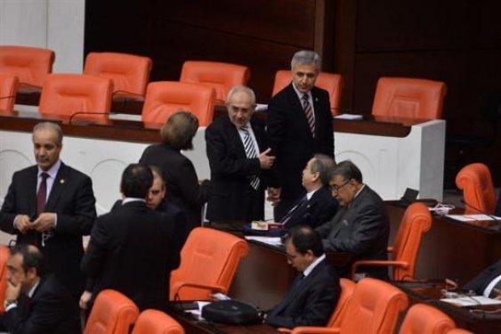 AK Partili iki vekil Meclis'te el ele görüntülendi