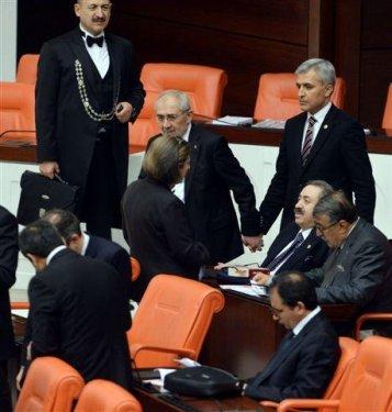 AK Partili iki vekil Meclis'te el ele görüntülendi