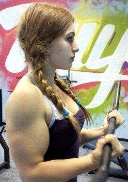 Valeria Lukyanova birçok erkeği kıskandıracak kaslara sahip