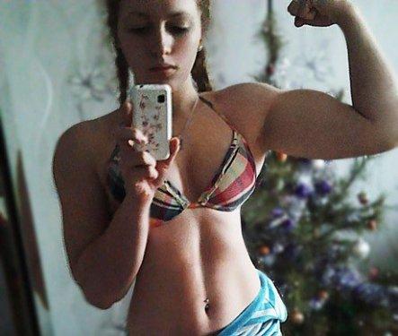 Valeria Lukyanova birçok erkeği kıskandıracak kaslara sahip