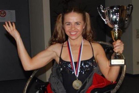 Bu güzel kız acı  hikayesine rağmen pes etmedi 