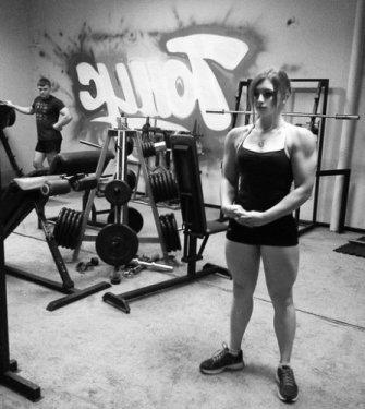 Valeria Lukyanova birçok erkeği kıskandıracak kaslara sahip