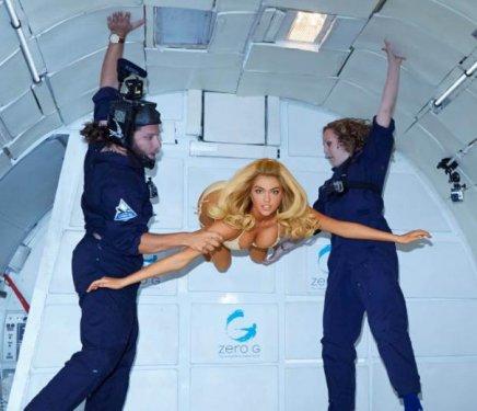 Kate Upton uzayda bikini giydi