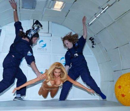 Kate Upton uzayda bikini giydi