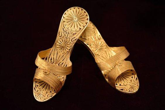 Altın terlik bir araba fiyatına satışa sunuldu