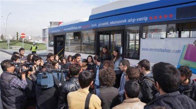 ODTÜ öğrencileri otobüsten inmeme eylemi yaptı