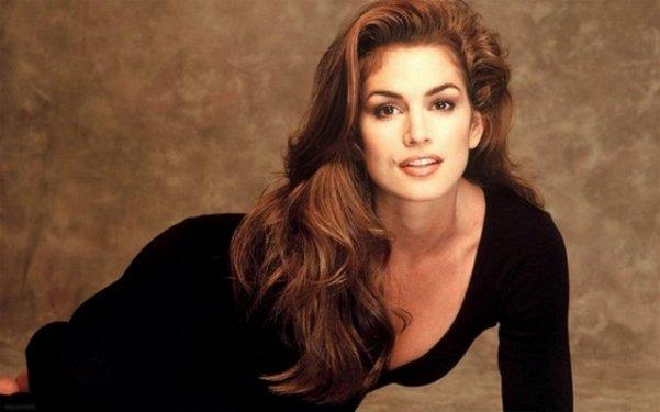Cindy Crawford 48 yaşında çırılçıplak poz verdi