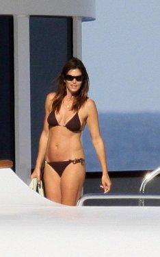 Cindy Crawford 48 yaşında çırılçıplak poz verdi