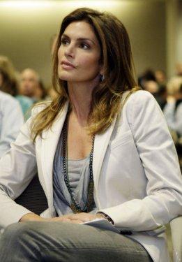 Cindy Crawford 48 yaşında çırılçıplak poz verdi